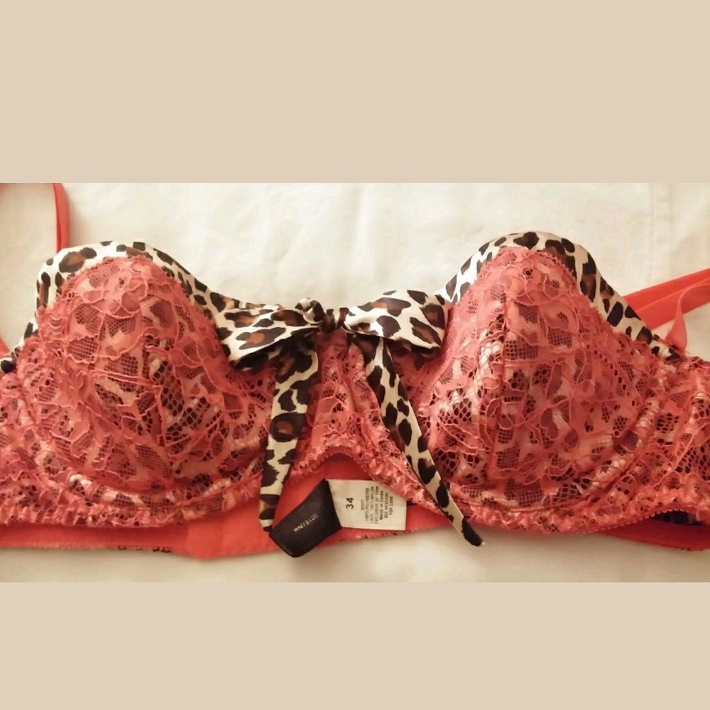 FREDERICK'S OF HOLLYWOOD PUSH-UP BRA